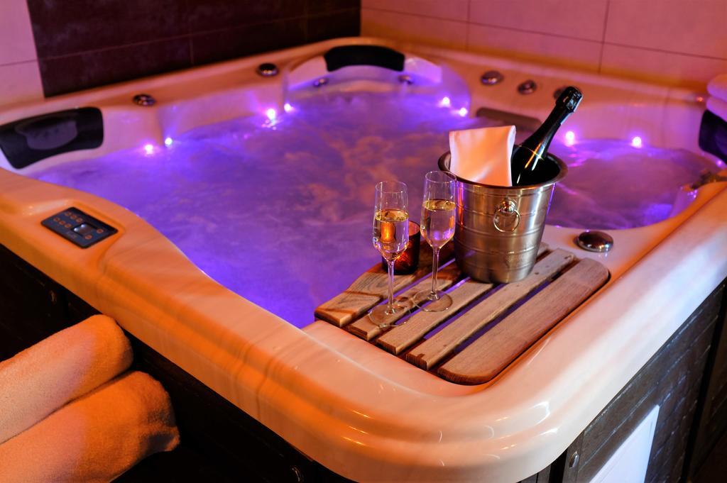 Wine & Wellness Hotel Besedni Dum วาลติตซา ภายนอก รูปภาพ